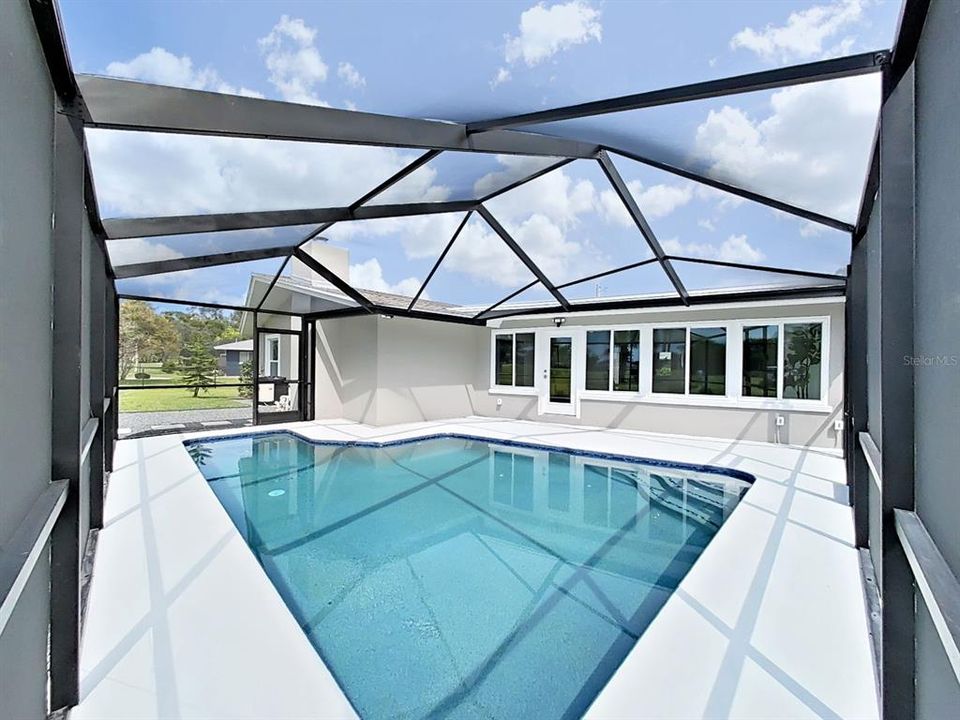 Activo con contrato: $849,000 (3 camas, 2 baños, 2555 Pies cuadrados)