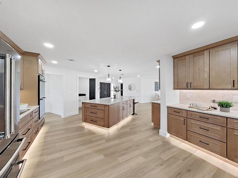 Activo con contrato: $849,000 (3 camas, 2 baños, 2555 Pies cuadrados)