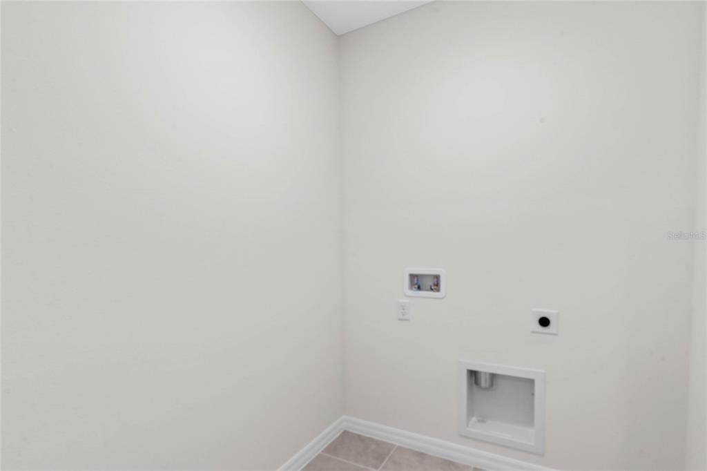 Active With Contract: $305,490 (3 beds, 2 baths, 1672 Square Feet)