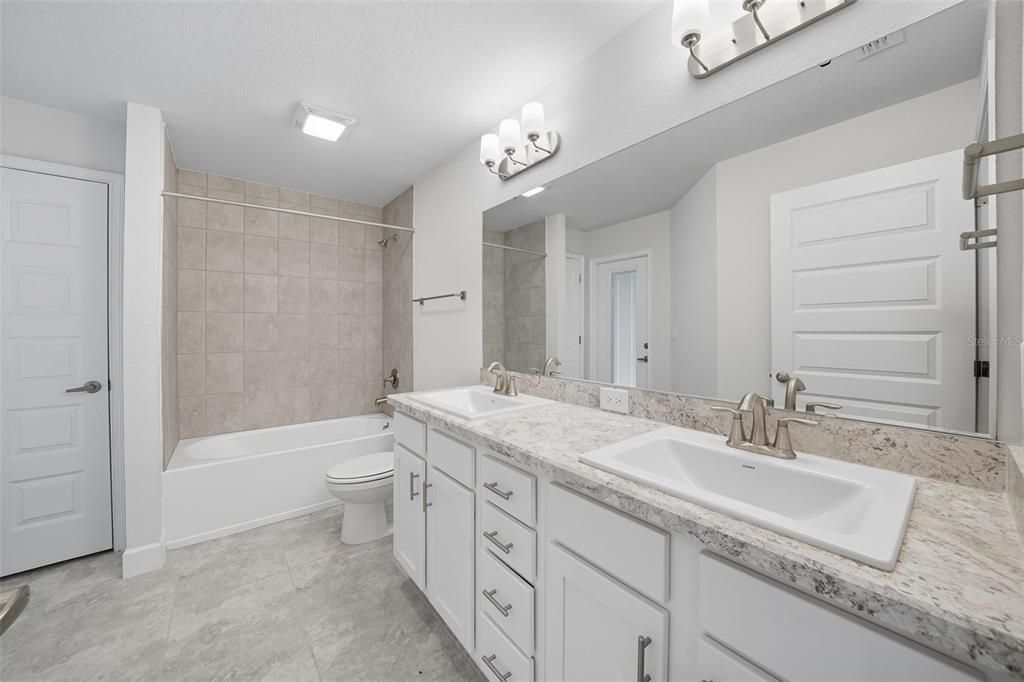 En Venta: $474,500 (4 camas, 3 baños, 2572 Pies cuadrados)