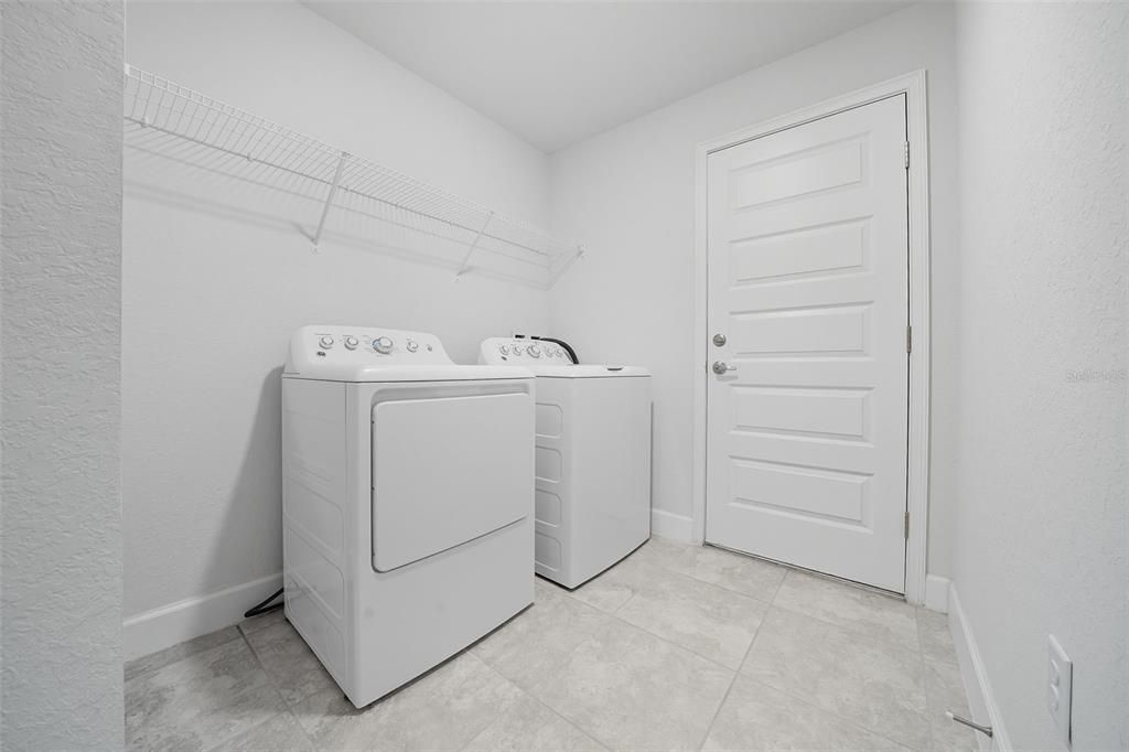 En Venta: $474,500 (4 camas, 3 baños, 2572 Pies cuadrados)