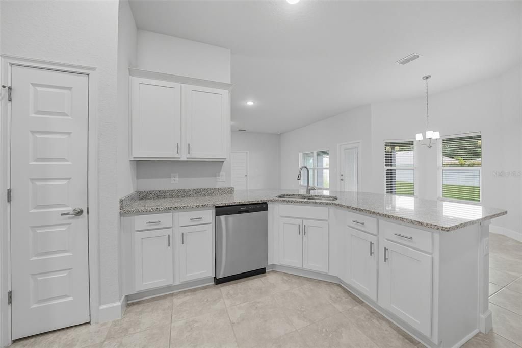 En Venta: $474,500 (4 camas, 3 baños, 2572 Pies cuadrados)