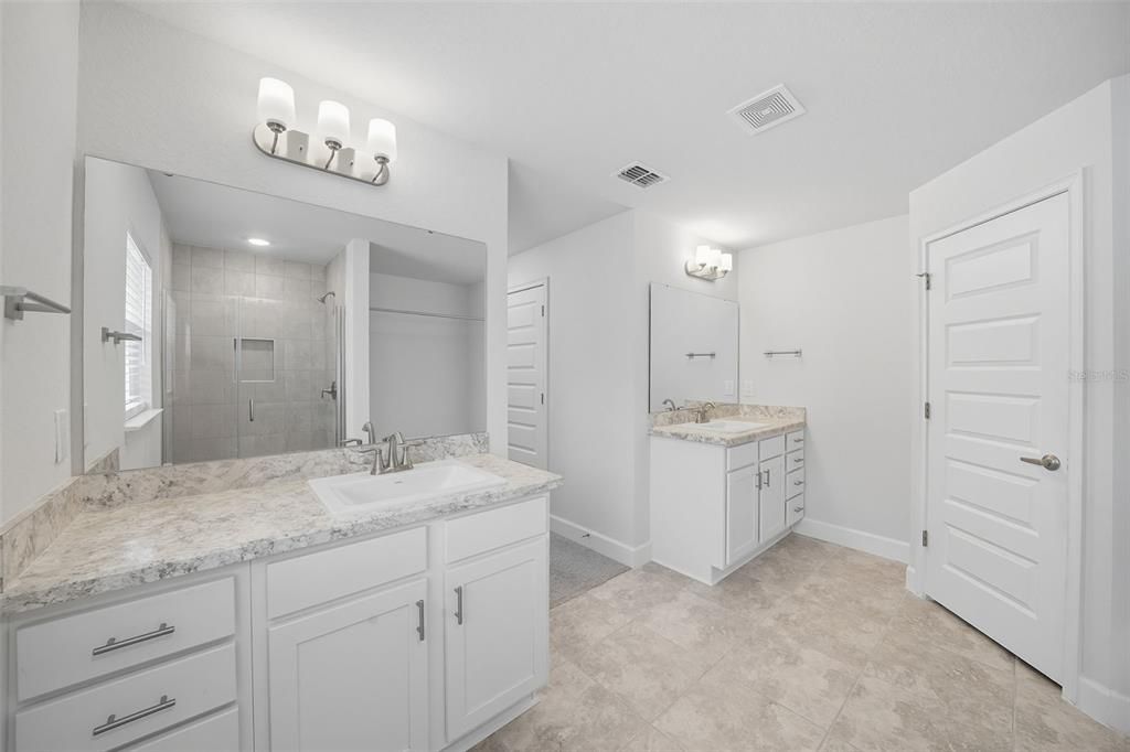 En Venta: $474,500 (4 camas, 3 baños, 2572 Pies cuadrados)