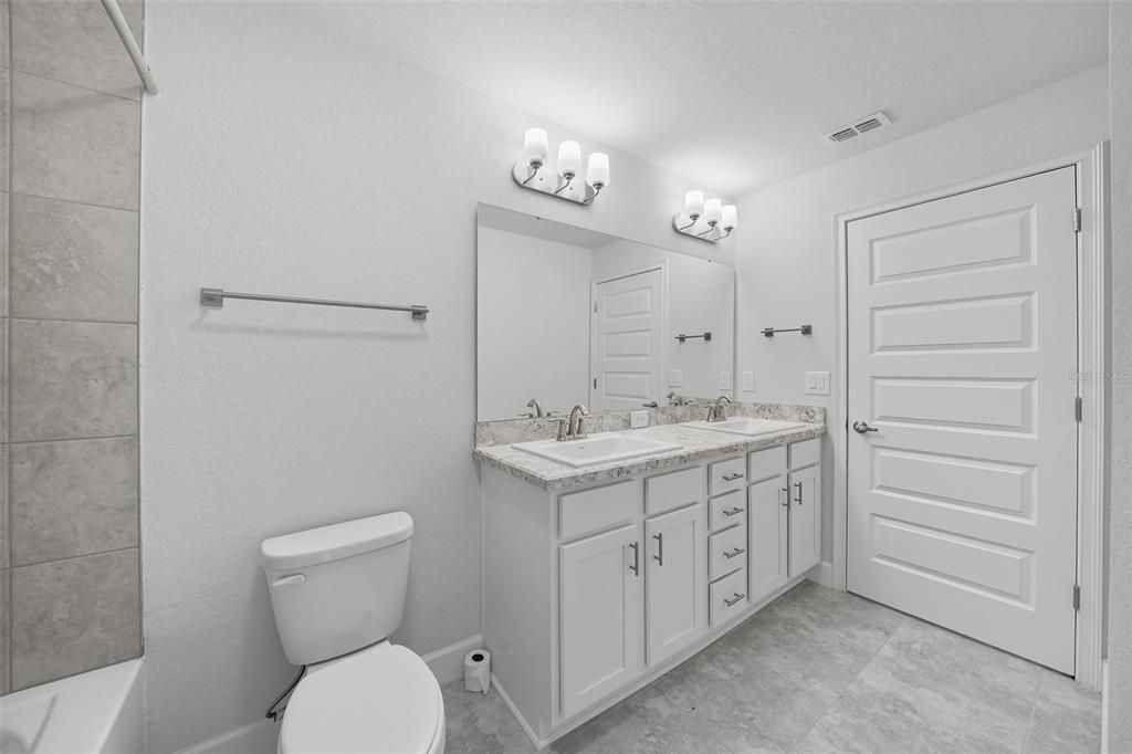 En Venta: $474,500 (4 camas, 3 baños, 2572 Pies cuadrados)