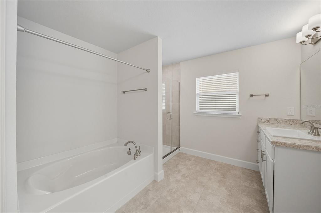 En Venta: $474,500 (4 camas, 3 baños, 2572 Pies cuadrados)