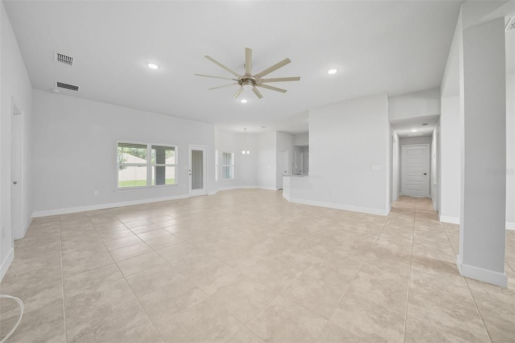 En Venta: $474,500 (4 camas, 3 baños, 2572 Pies cuadrados)