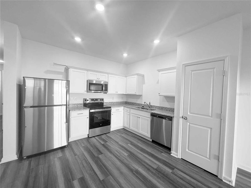 Под контрактом: $1,950 (3 спален, 2 ванн, 1386 Квадратных фут)