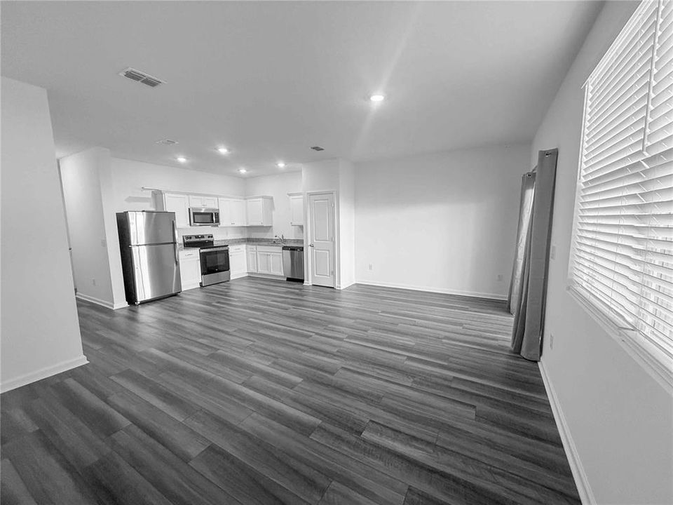 Под контрактом: $1,950 (3 спален, 2 ванн, 1386 Квадратных фут)