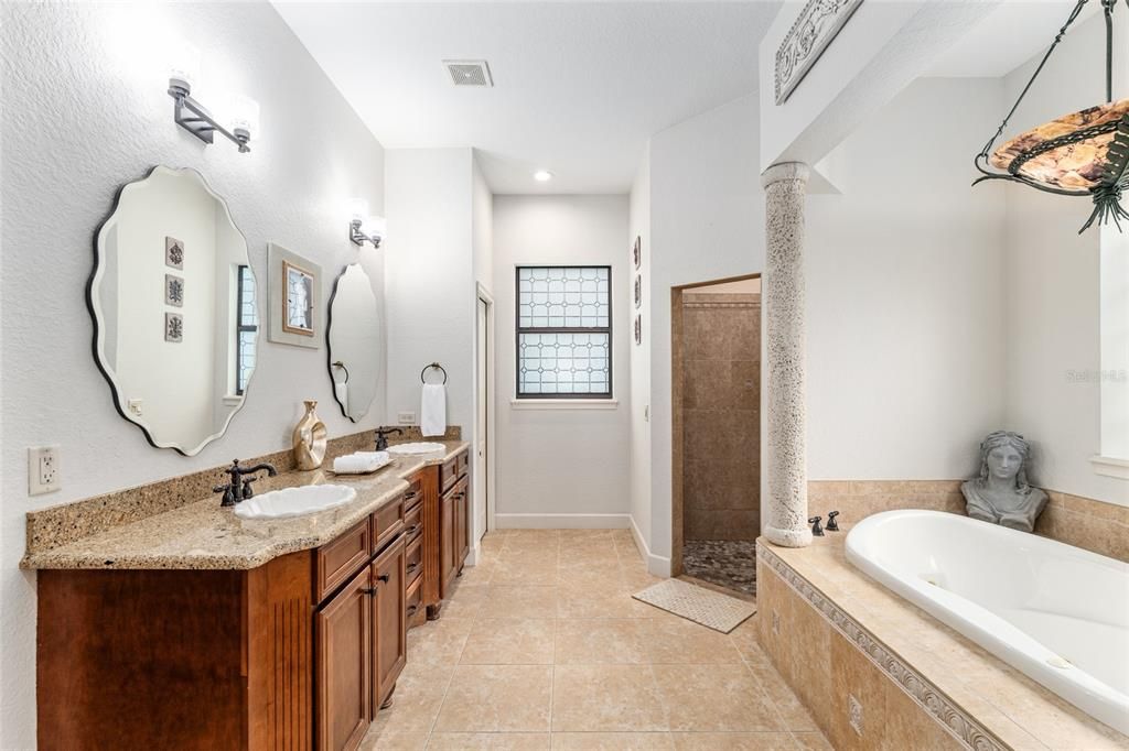 En Venta: $1,300,000 (4 camas, 4 baños, 3828 Pies cuadrados)