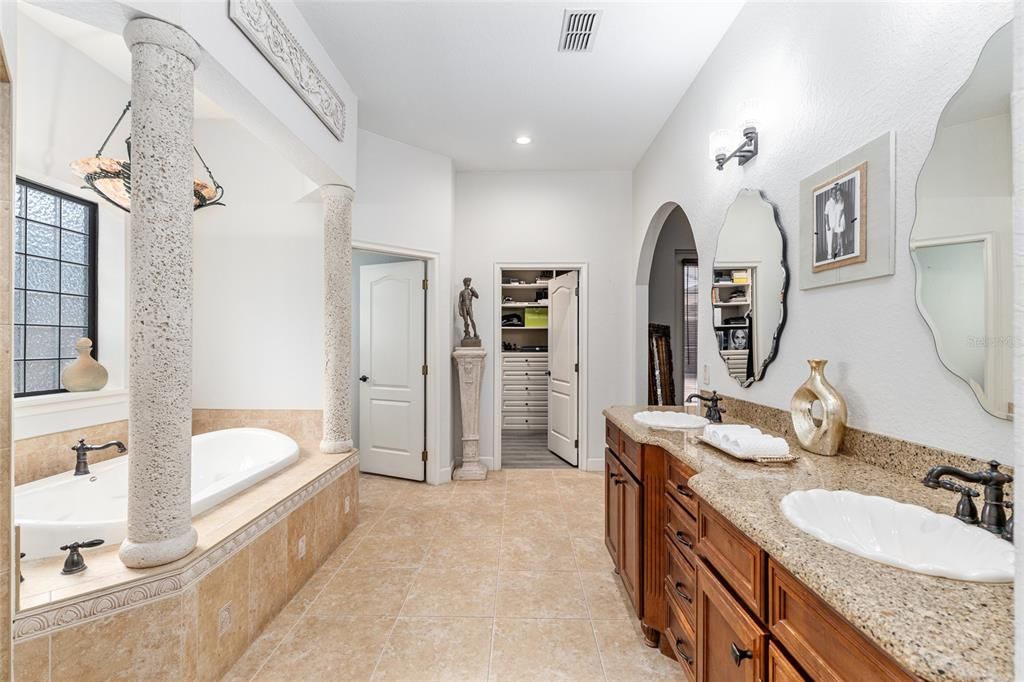 En Venta: $1,300,000 (4 camas, 4 baños, 3828 Pies cuadrados)