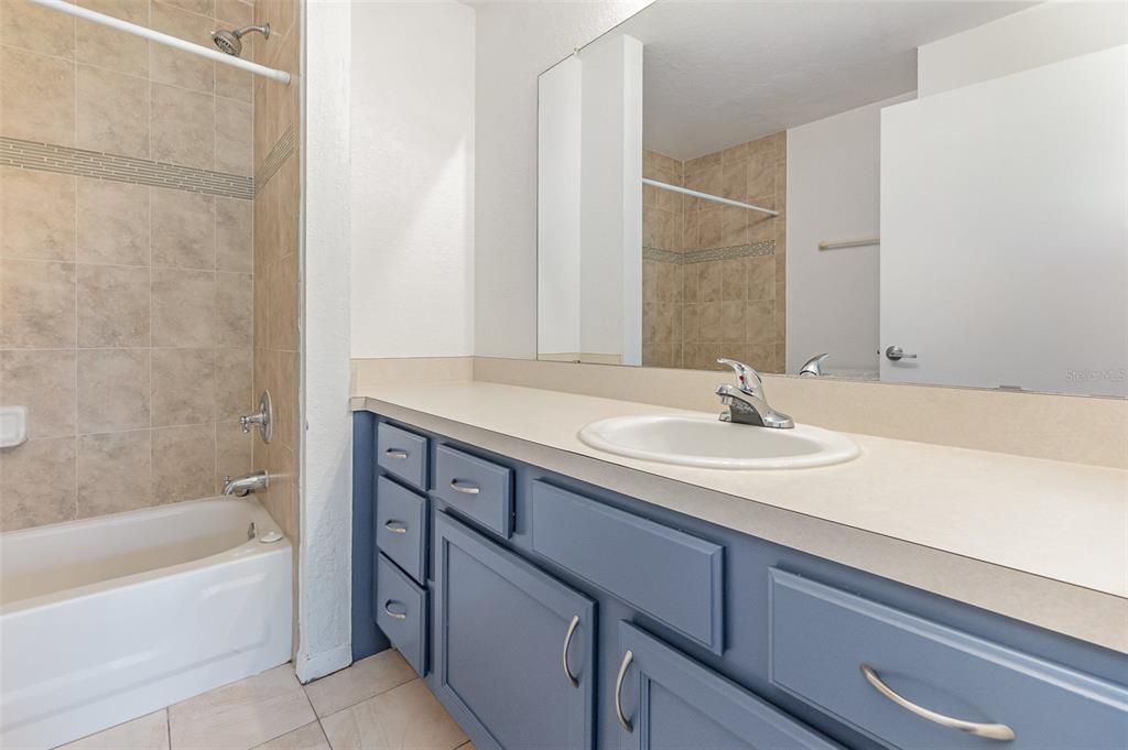 Activo con contrato: $279,000 (2 camas, 2 baños, 1075 Pies cuadrados)