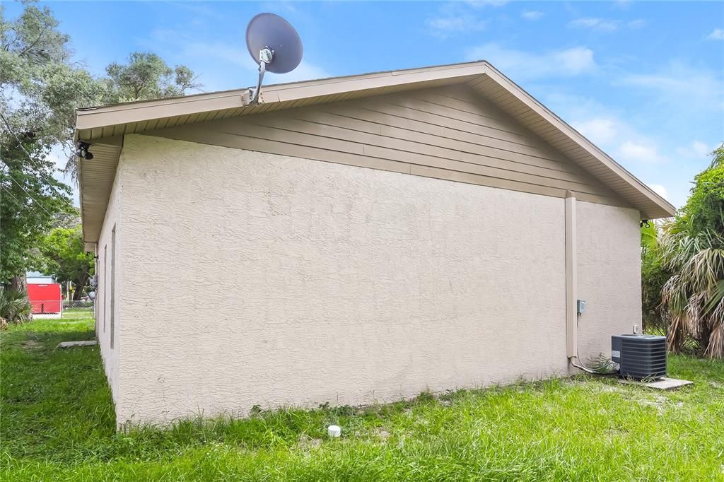 Active With Contract: $1,895 (3 beds, 2 baths, 1040 Square Feet)