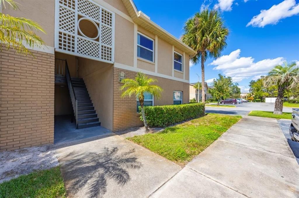 Под контрактом: $1,600 (2 спален, 2 ванн, 905 Квадратных фут)