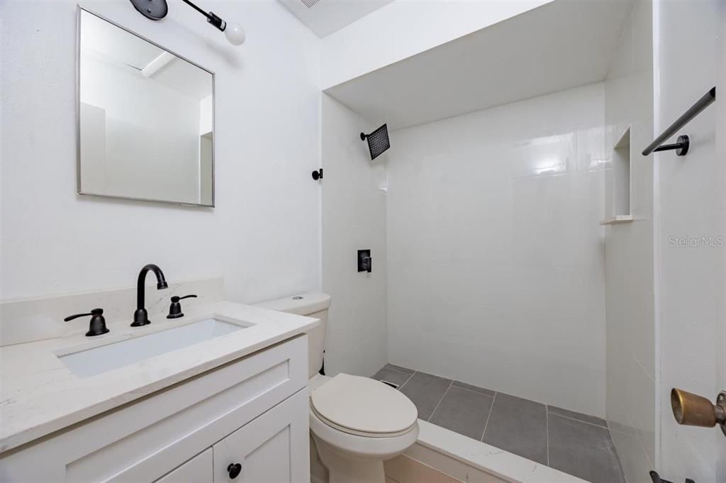 Под контрактом: $1,600 (2 спален, 2 ванн, 905 Квадратных фут)