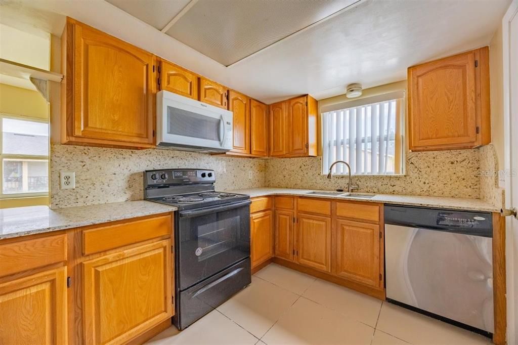 Под контрактом: $1,600 (2 спален, 2 ванн, 905 Квадратных фут)