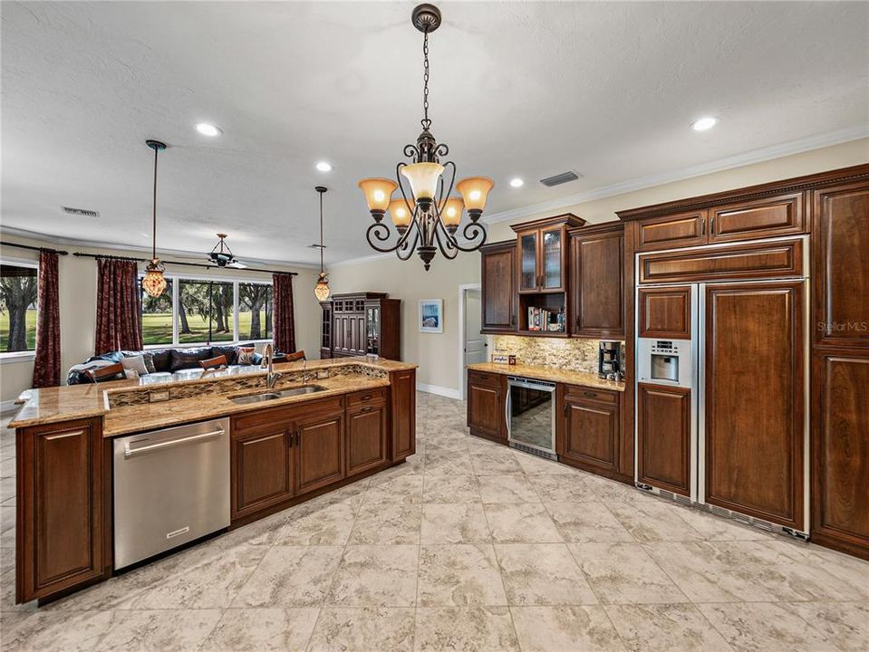 Activo con contrato: $855,000 (4 camas, 3 baños, 3275 Pies cuadrados)