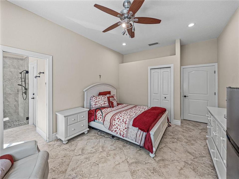 Activo con contrato: $855,000 (4 camas, 3 baños, 3275 Pies cuadrados)