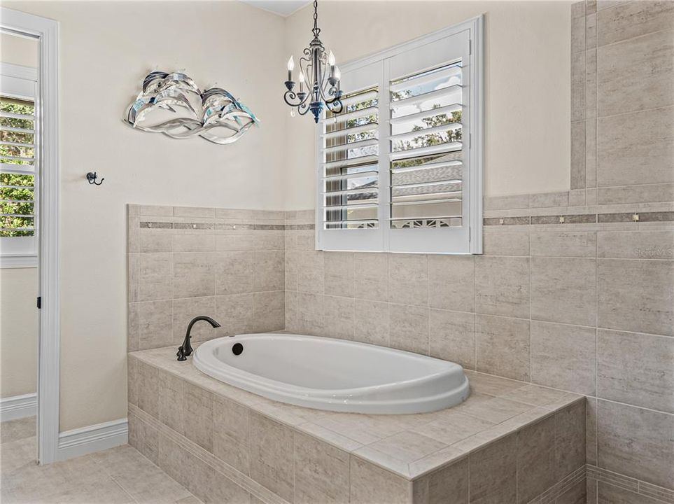 Activo con contrato: $855,000 (4 camas, 3 baños, 3275 Pies cuadrados)