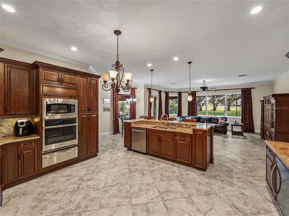 Activo con contrato: $855,000 (4 camas, 3 baños, 3275 Pies cuadrados)