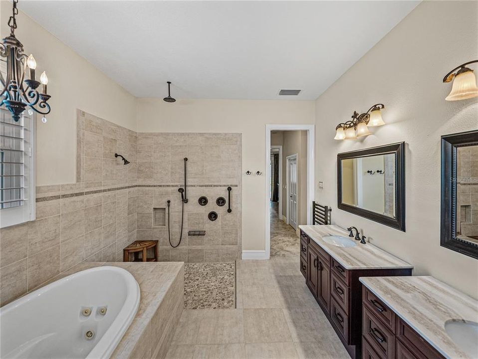 Activo con contrato: $855,000 (4 camas, 3 baños, 3275 Pies cuadrados)