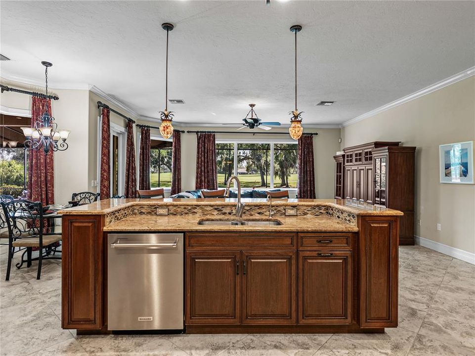 Activo con contrato: $855,000 (4 camas, 3 baños, 3275 Pies cuadrados)