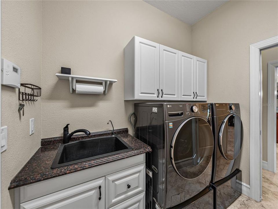 Activo con contrato: $855,000 (4 camas, 3 baños, 3275 Pies cuadrados)