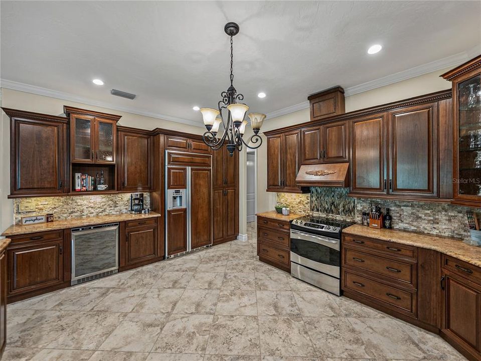 Activo con contrato: $855,000 (4 camas, 3 baños, 3275 Pies cuadrados)