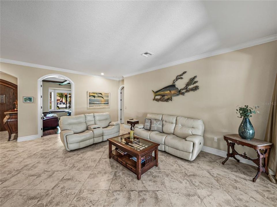 Activo con contrato: $855,000 (4 camas, 3 baños, 3275 Pies cuadrados)