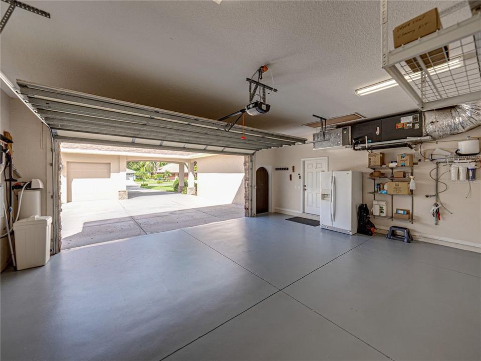 Activo con contrato: $855,000 (4 camas, 3 baños, 3275 Pies cuadrados)