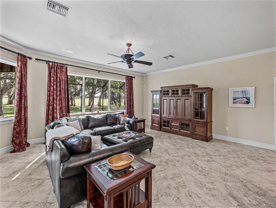 Activo con contrato: $855,000 (4 camas, 3 baños, 3275 Pies cuadrados)