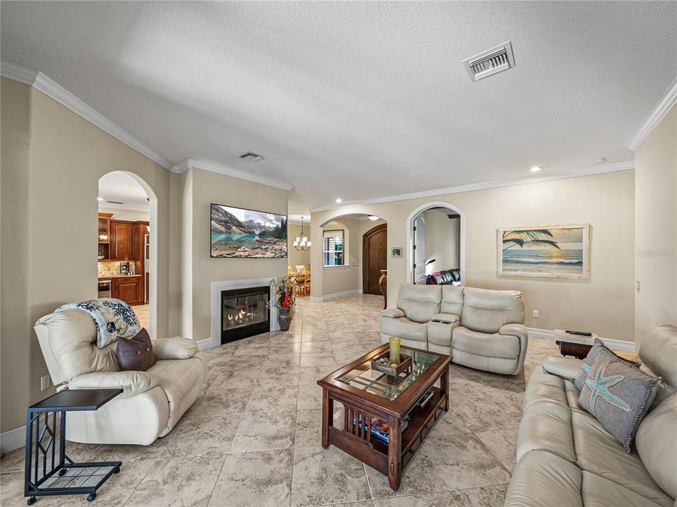 Activo con contrato: $855,000 (4 camas, 3 baños, 3275 Pies cuadrados)