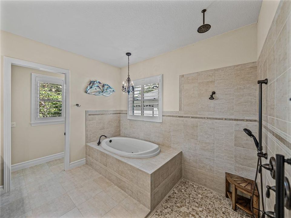 Activo con contrato: $855,000 (4 camas, 3 baños, 3275 Pies cuadrados)