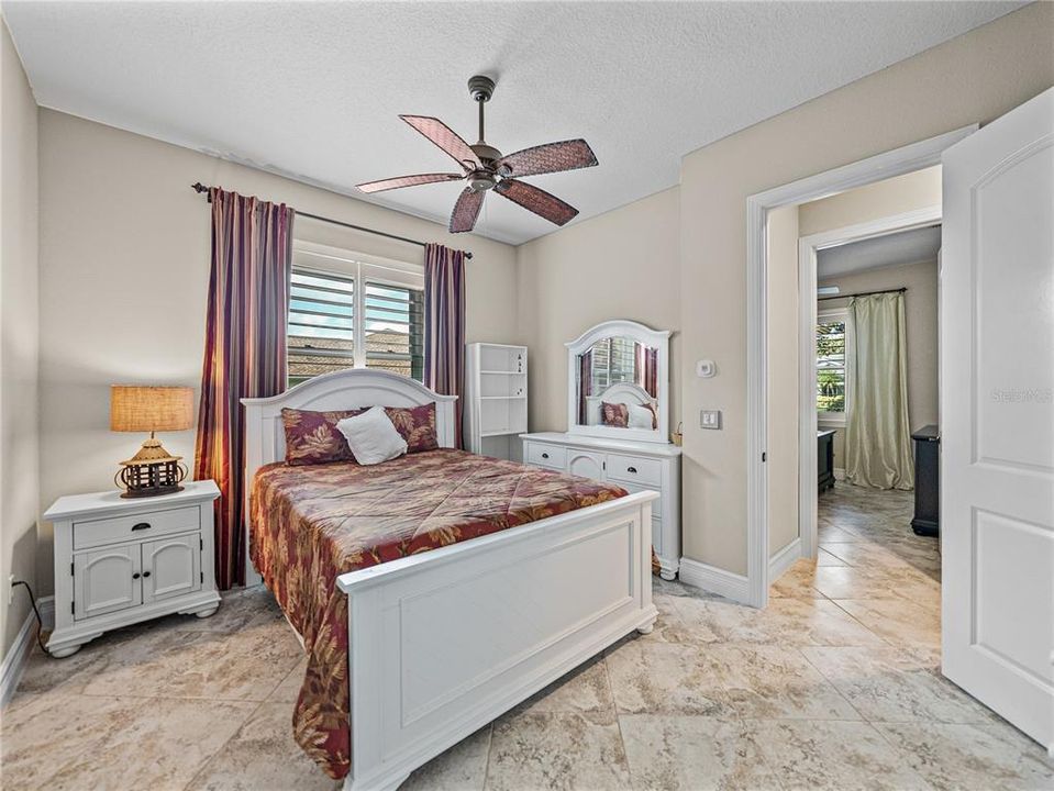 Activo con contrato: $855,000 (4 camas, 3 baños, 3275 Pies cuadrados)