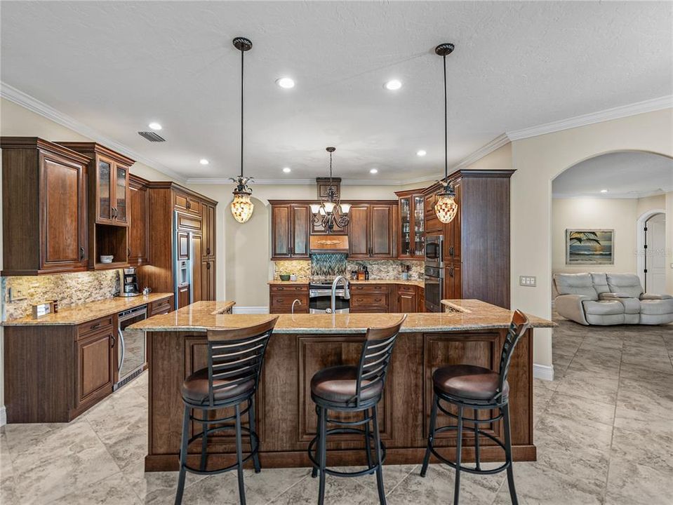 Activo con contrato: $855,000 (4 camas, 3 baños, 3275 Pies cuadrados)