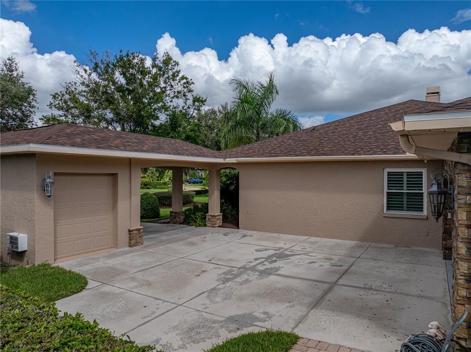 Activo con contrato: $855,000 (4 camas, 3 baños, 3275 Pies cuadrados)