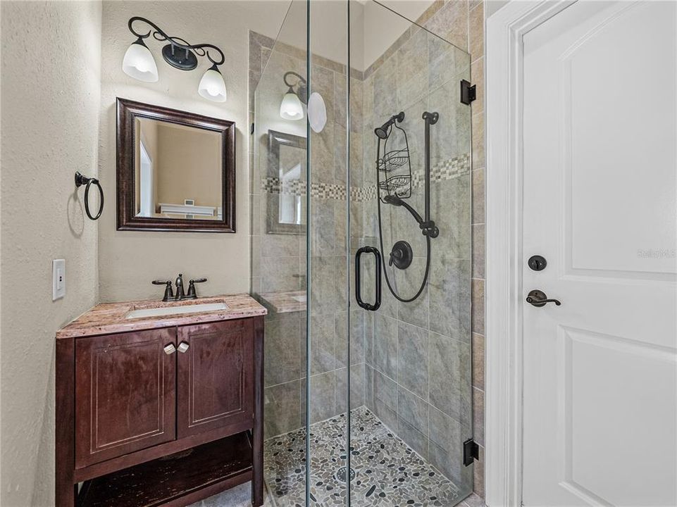 Activo con contrato: $855,000 (4 camas, 3 baños, 3275 Pies cuadrados)