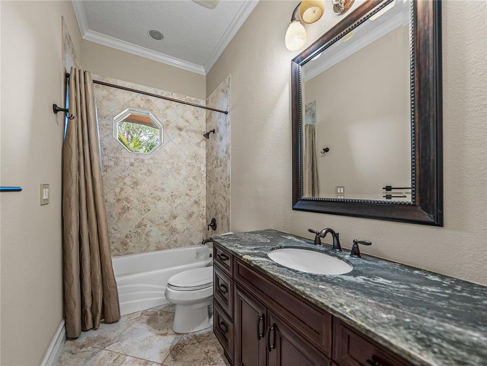 Activo con contrato: $855,000 (4 camas, 3 baños, 3275 Pies cuadrados)