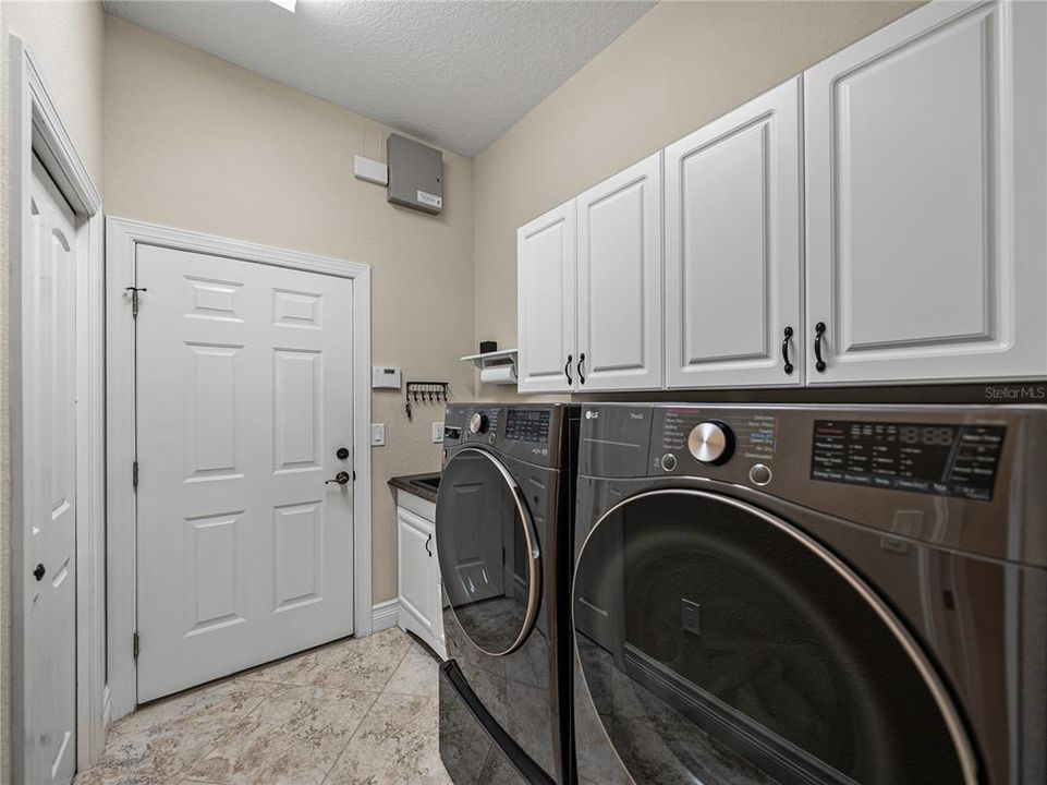 Activo con contrato: $855,000 (4 camas, 3 baños, 3275 Pies cuadrados)