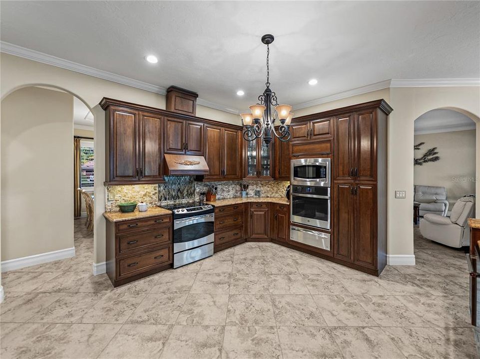 Activo con contrato: $855,000 (4 camas, 3 baños, 3275 Pies cuadrados)