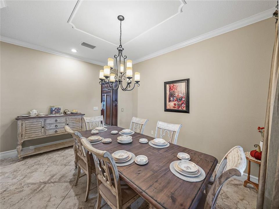 Activo con contrato: $855,000 (4 camas, 3 baños, 3275 Pies cuadrados)