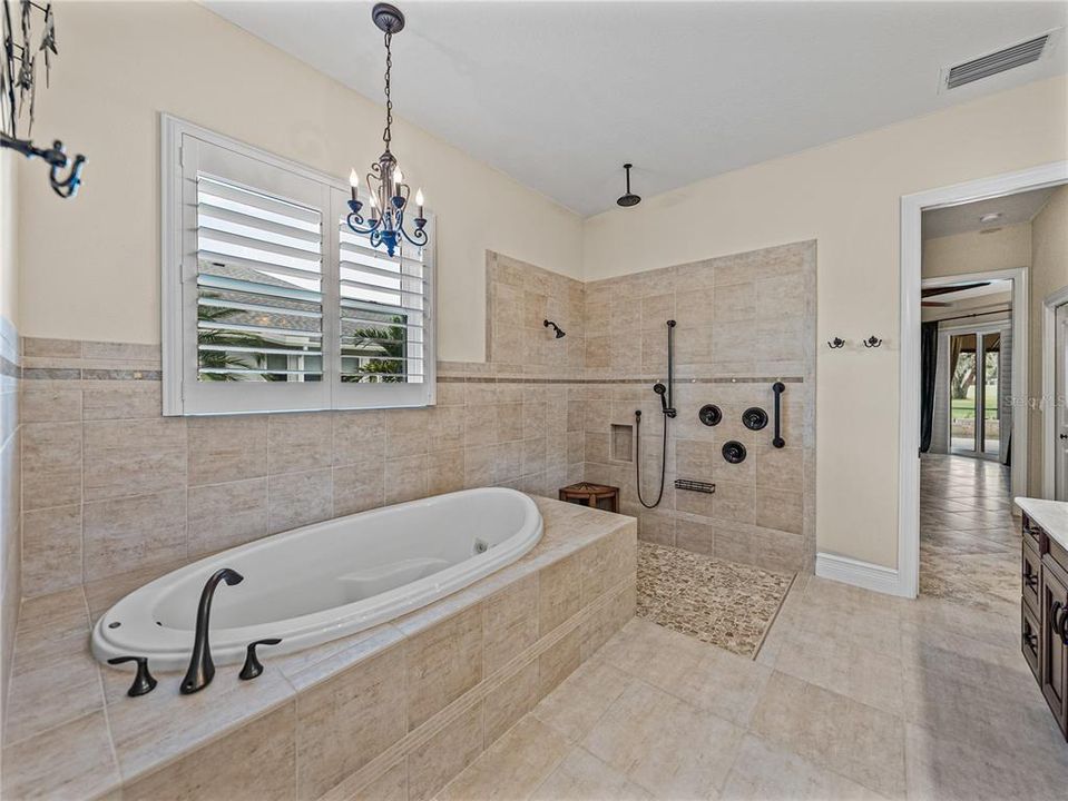 Activo con contrato: $855,000 (4 camas, 3 baños, 3275 Pies cuadrados)