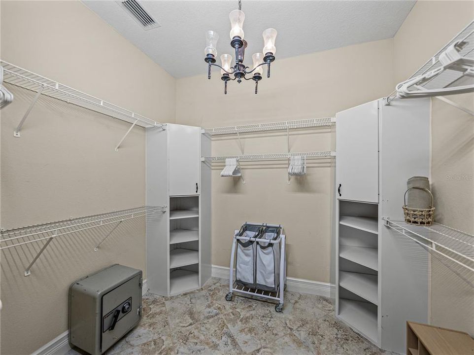 Activo con contrato: $855,000 (4 camas, 3 baños, 3275 Pies cuadrados)