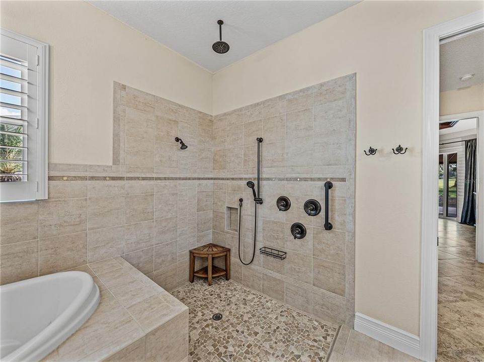 Activo con contrato: $855,000 (4 camas, 3 baños, 3275 Pies cuadrados)