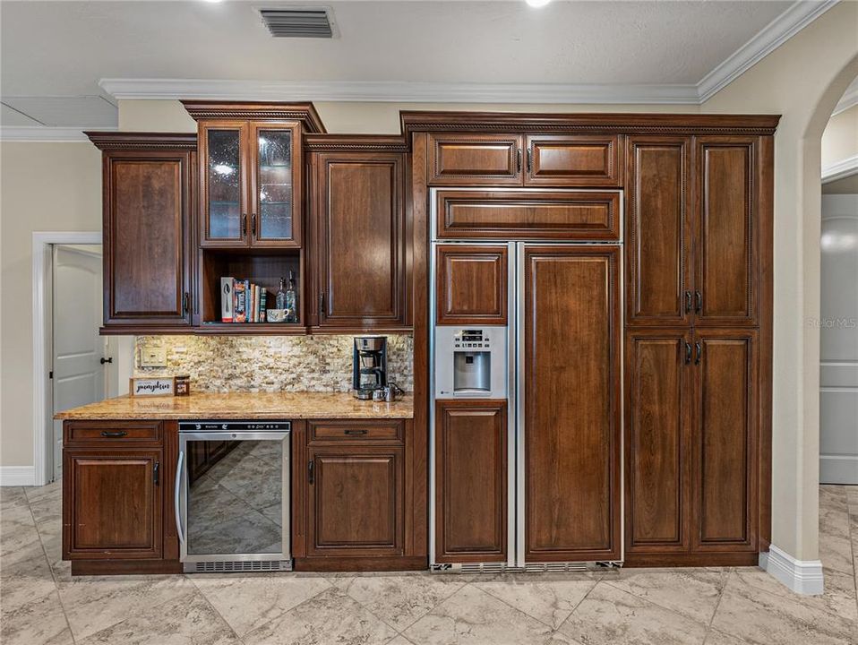 Activo con contrato: $855,000 (4 camas, 3 baños, 3275 Pies cuadrados)