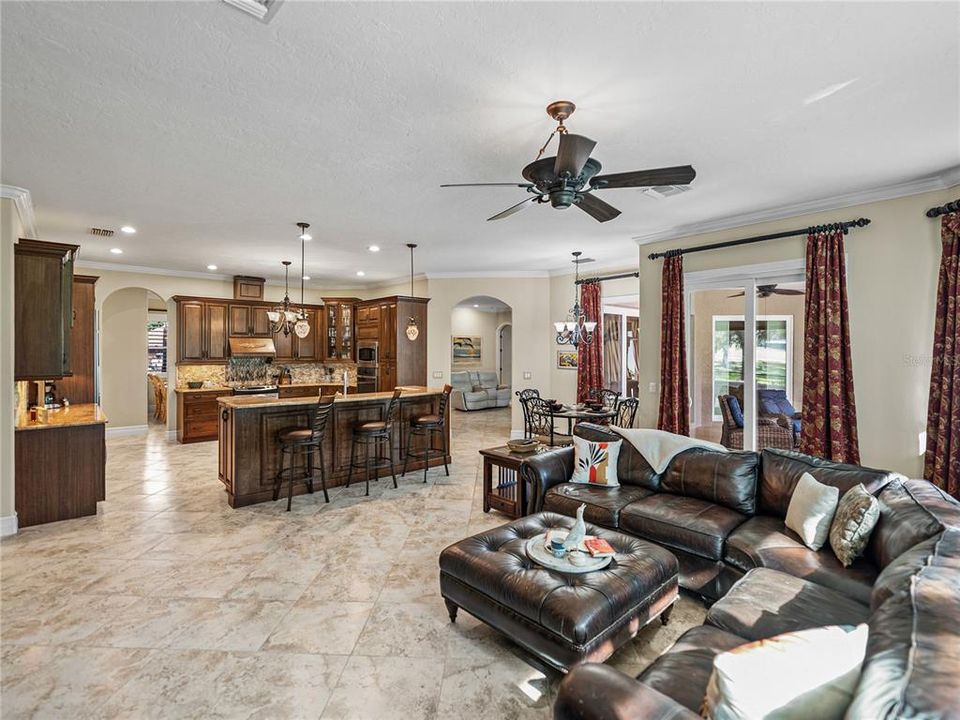 Activo con contrato: $855,000 (4 camas, 3 baños, 3275 Pies cuadrados)