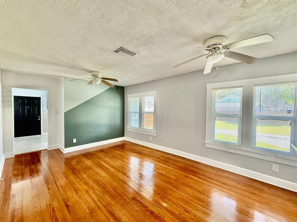 For Rent: $2,695 (3 beds, 2 baths, 1094 Square Feet)