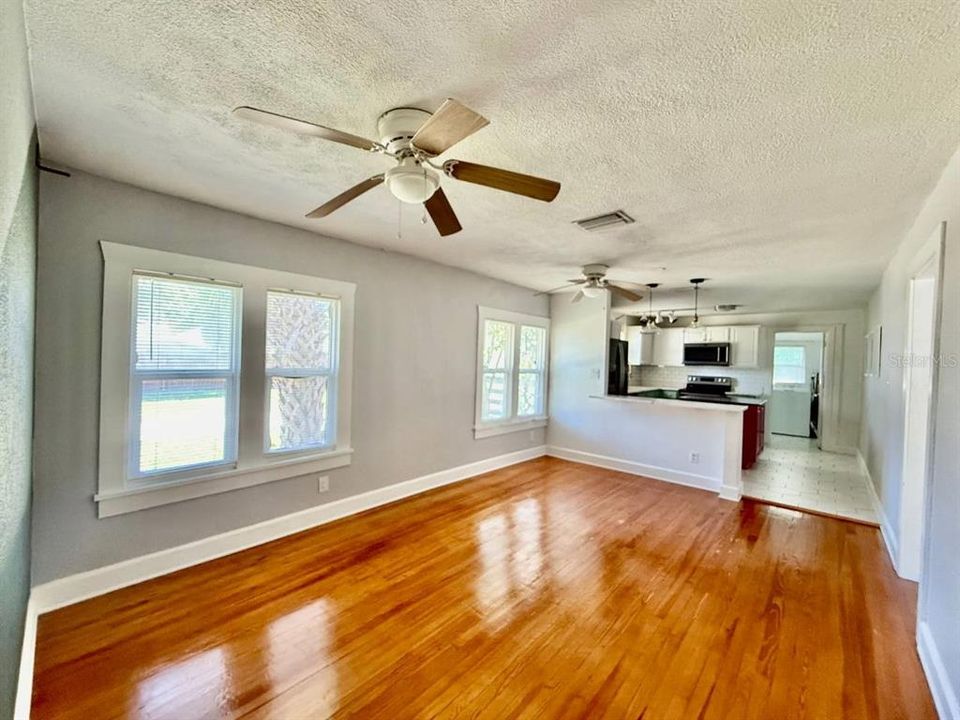 For Rent: $2,695 (3 beds, 2 baths, 1094 Square Feet)