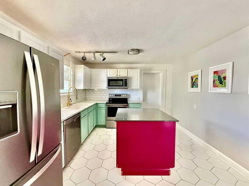 For Rent: $2,695 (3 beds, 2 baths, 1094 Square Feet)