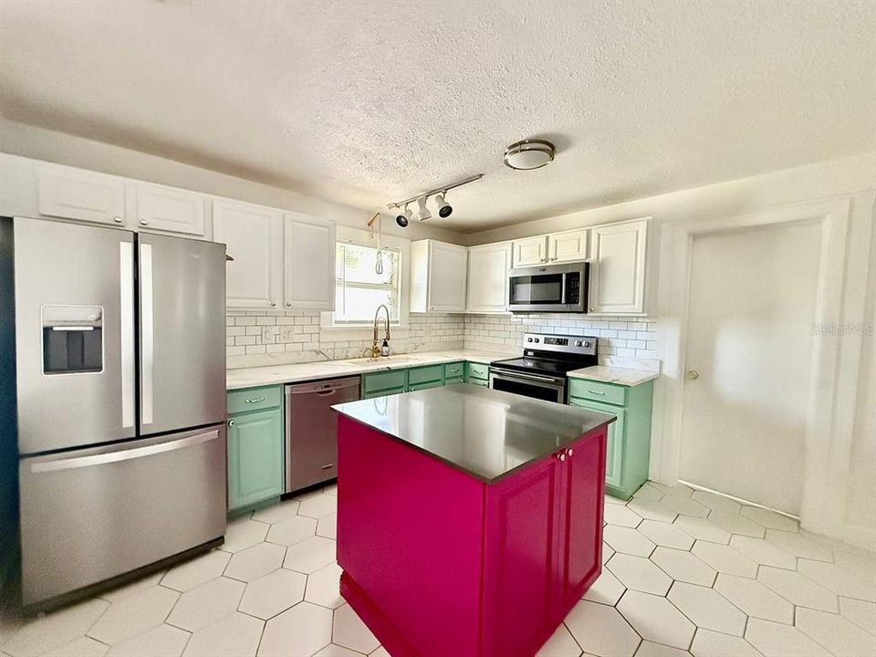 For Rent: $2,695 (3 beds, 2 baths, 1094 Square Feet)