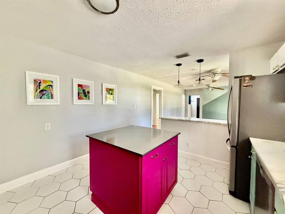 For Rent: $2,695 (3 beds, 2 baths, 1094 Square Feet)